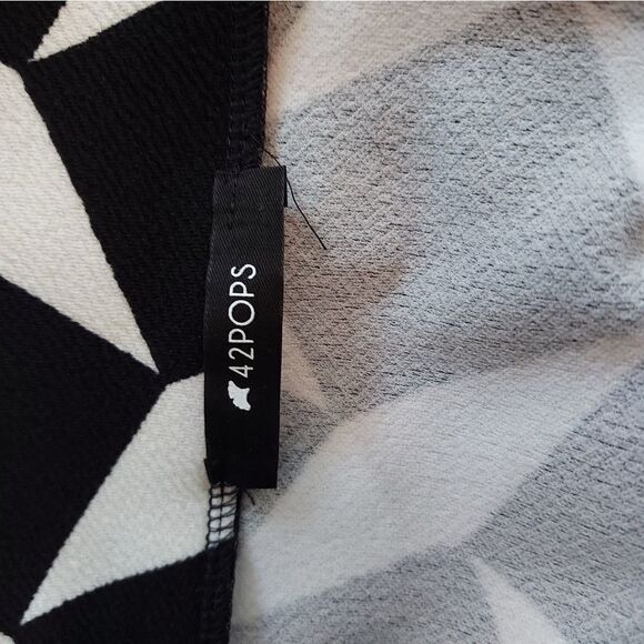 42POPS Geometric Skirt Medium - Picture 3 of 4